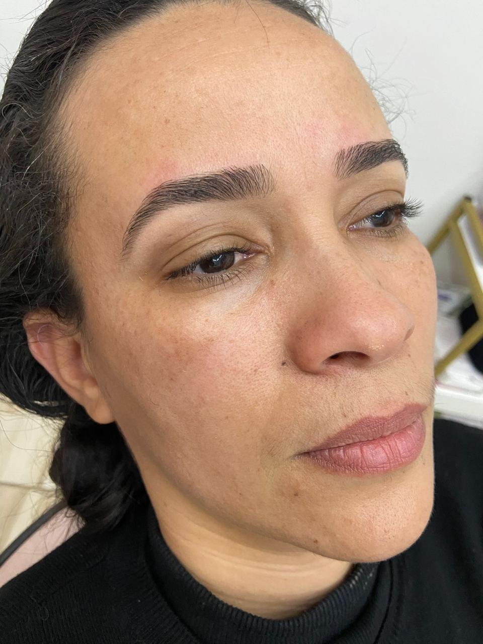 Design de sobrancelhas feito por Rafaela Baião – resultado antes e depois